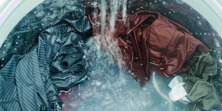 Sal na máquina de lavar pode salvar suas roupas sem você saber