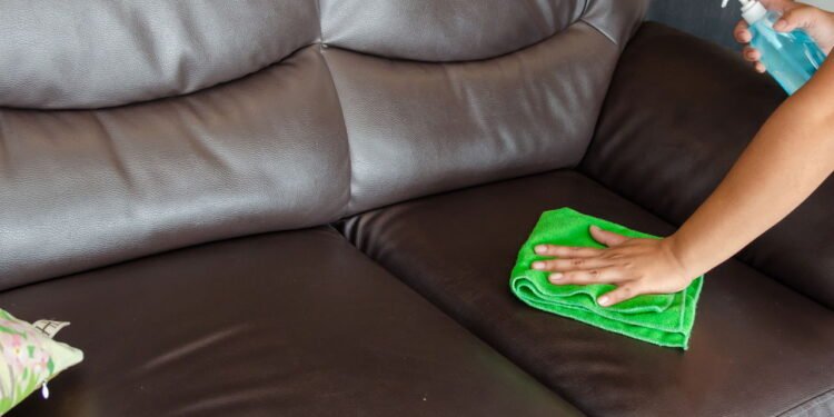Como lavar sofá de couro sintético sem ressecar o material