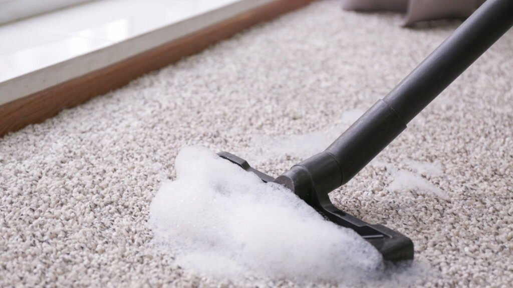 Como lavar tapetes grandes em casa sem precisar de lavanderia