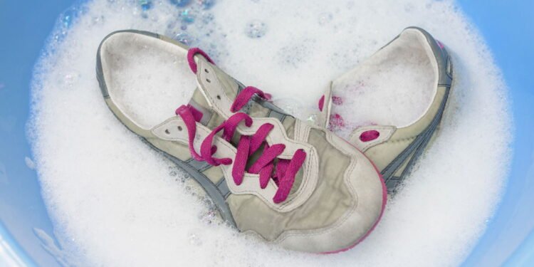 5 práticas para evitar mau cheiro nos tênis durante o verão