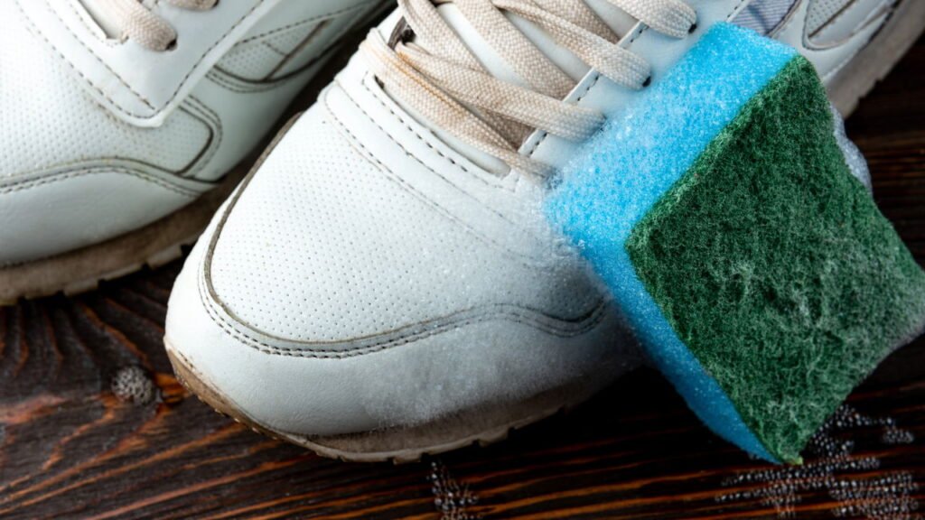5 práticas para evitar mau cheiro nos tênis durante o verão
