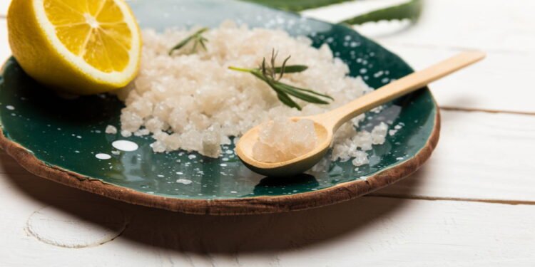 Limão com sal - Créditos: depositphotos.com / VikaKhalabuzar