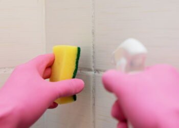 O melhor truque para deixar azulejo brilhando só com água e bicarbonato