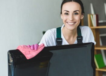 Os erros que você comete ao limpar telas de TV e computador e como corrigi-los!