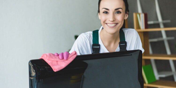 Os erros que você comete ao limpar telas de TV e computador e como corrigi-los!