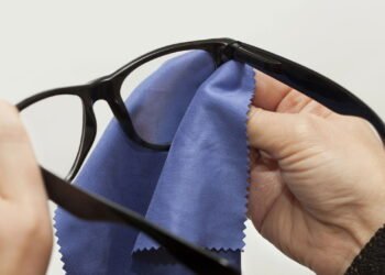 O modo errado de limpar os óculos e como evitar arranhões