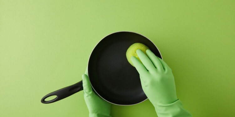 O truque mais eficiente para tirar gordura incrustada das panelas