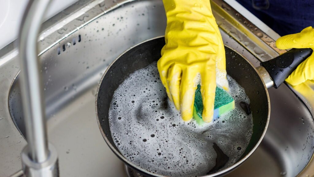 O truque mais eficiente para tirar gordura incrustada das panelas