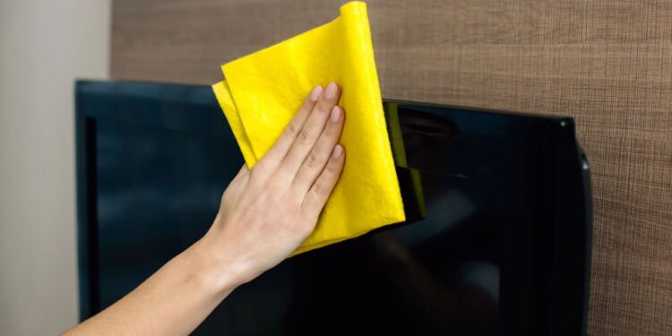 O erro na hora de limpar a TV que pode encurtar a vida do aparelho