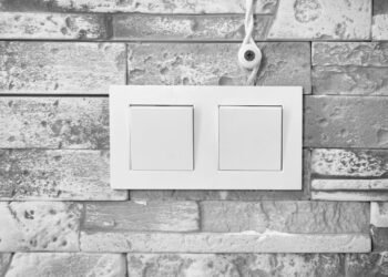 O maior segredo para limpar tomadas elétricas de forma segura segundo eletricistas