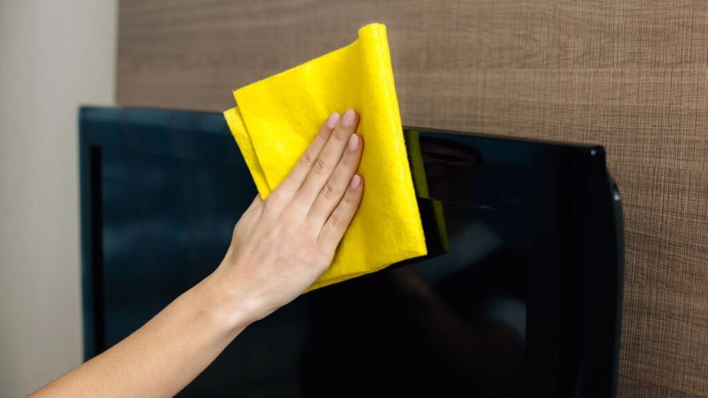 Os erros que você comete ao limpar telas de TV e computador e como corrigi-los!