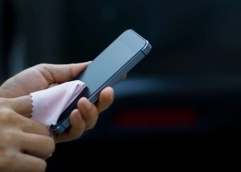 Erros comuns ao limpar o celular que podem danificar o aparelho