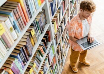 Por que guardar livros do jeito errado pode atrair traças e mofo