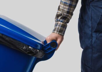 O que significa quando somente uma pessoa do casal leva o lixo para fora, segundo a psicologia