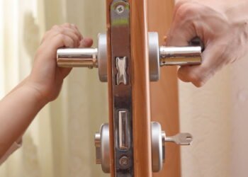 Você vai se surpreender com o efeito do limão nas maçanetas da casa