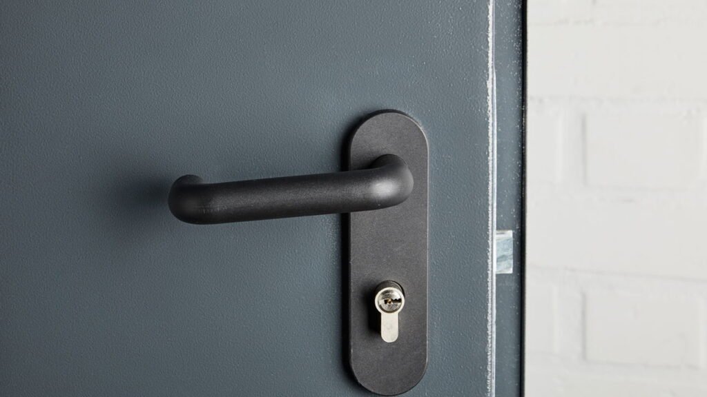 Você vai se surpreender com o efeito do limão nas maçanetas da casa