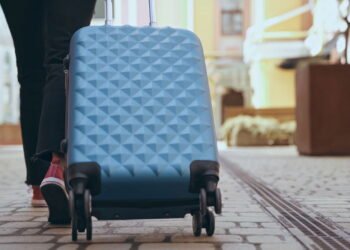 Qual é o segredo para viajar sozinho com uma mochila, segundo um especialista?