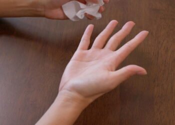 Ciência revela por que suas mãos ficam suadas em momentos de pressão