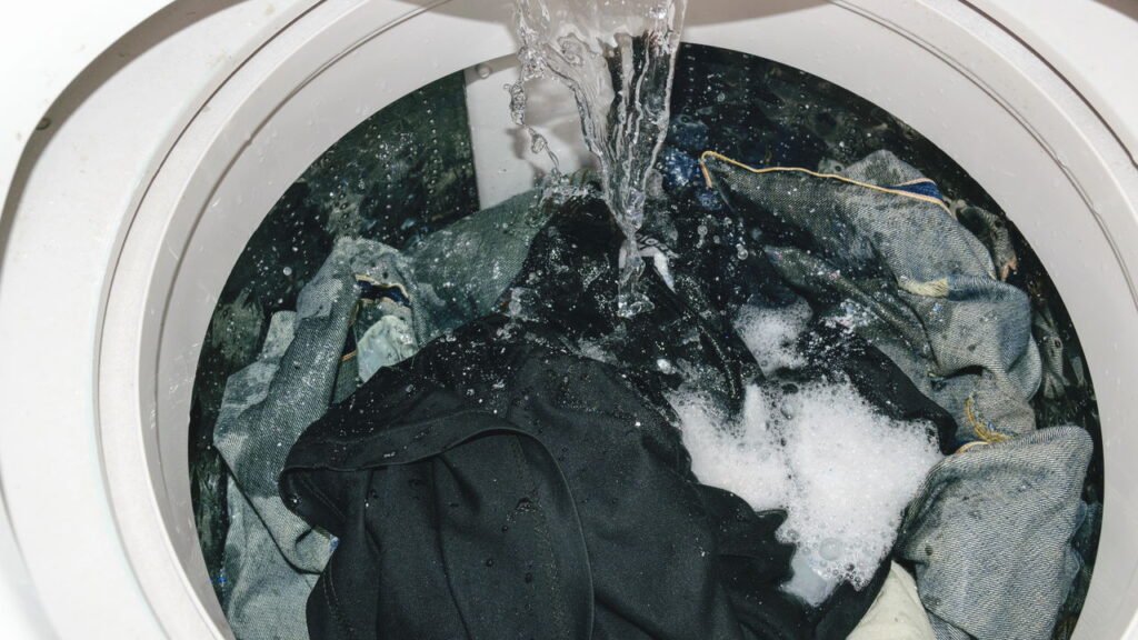 Por que deixar a porta da máquina de lavar aberta é um erro comum