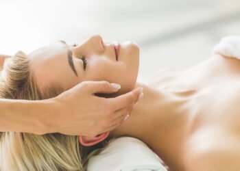 Massagem facial com gelo viraliza e deixa especialistas impressionados