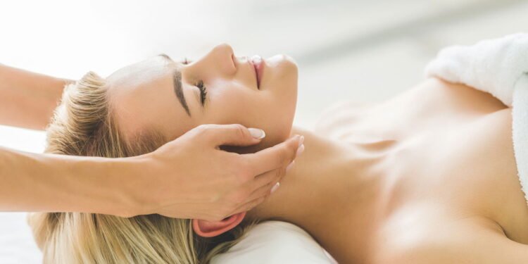 Massagem facial com gelo viraliza e deixa especialistas impressionados