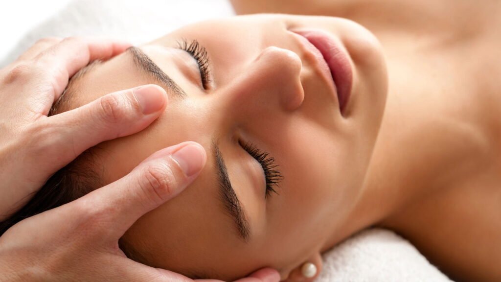 Massagem facial com gelo viraliza e deixa especialistas impressionados