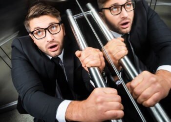 Como perder o medo de usar elevador em prédios? Psicologia explica