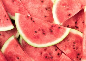 O motivo que faz a melancia virar xodó das dietas vai te surpreender