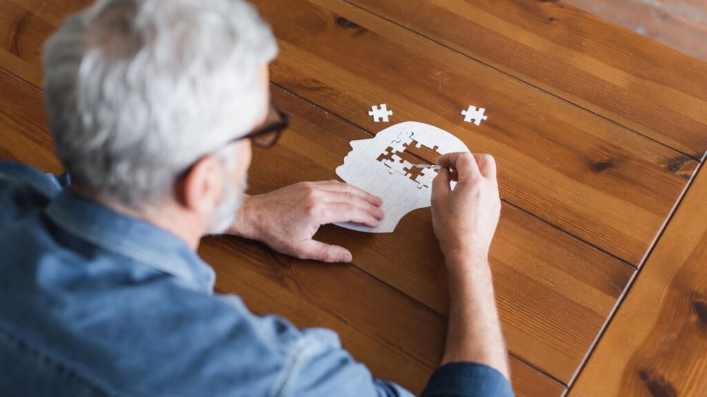Estes são os hábitos diários comuns que os especialistas estão alertando porque aumentam o risco de demência