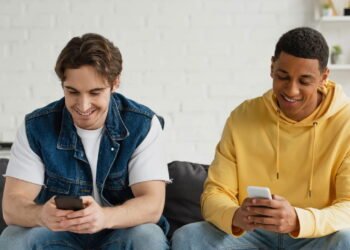 O que significa uma pessoa demorar para responder mensagens, segundo a psicologia