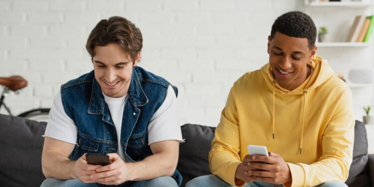 Mensagens no celular - Créditos: depositphotos.com / IgorVetushko