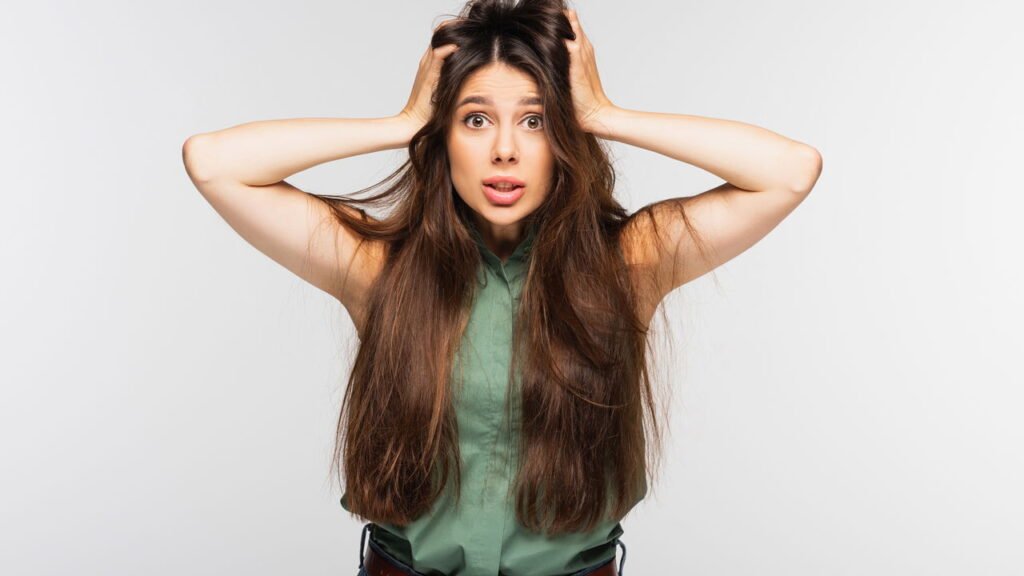 O que significa repartir o cabelo no meio ou nas laterais segundo a psicologia