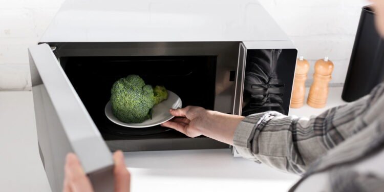 5 erros que você comete ao usar o micro-ondas e nem percebe