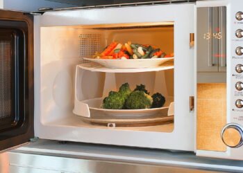 Usar o micro-ondas desse jeito pode ser um risco invisível para a sua saúde