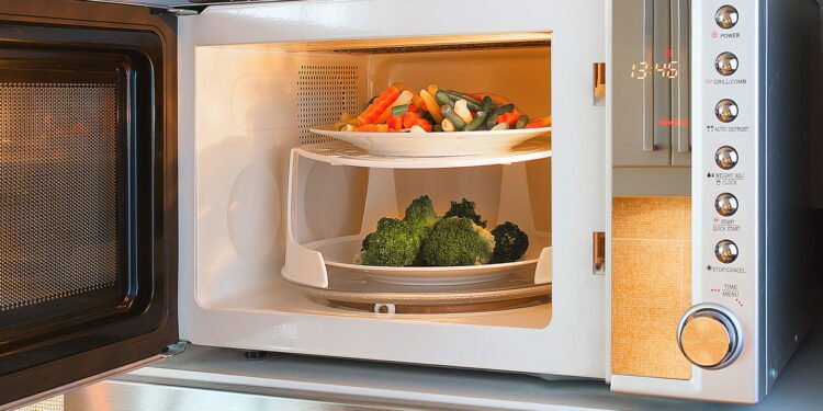 Usar o micro-ondas desse jeito pode ser um risco invisível para a sua saúde