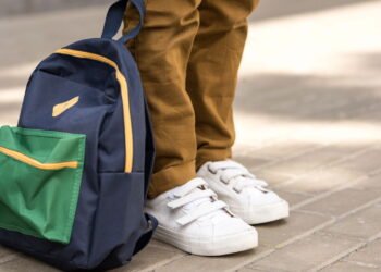 Descubra como tirar manchas de mochila escolar com truques práticos e garantir higiene para o dia a dia das crianças.