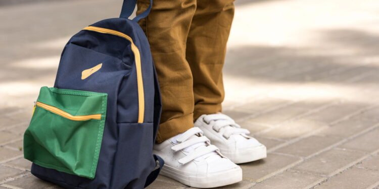 Descubra como tirar manchas de mochila escolar com truques práticos e garantir higiene para o dia a dia das crianças.