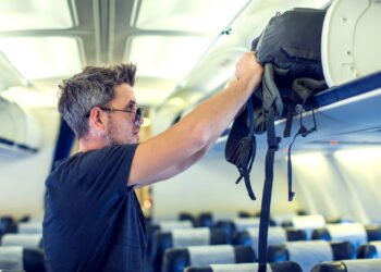 Evite gastos e transtornos com essas dicas para organizar sua mochila no avião