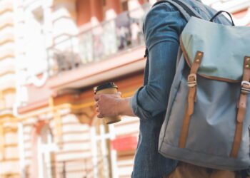 O segredo de quem viaja sozinho com apenas uma mochila segundo especialistas