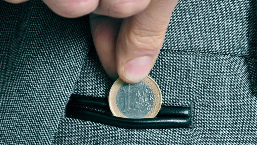 Todo mundo está colocando uma moeda no bolso direito da calça, veja o motivo