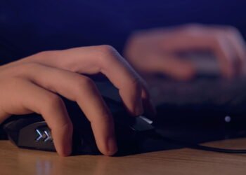 Segurar o mouse do jeito errado pode causar lesões sérias