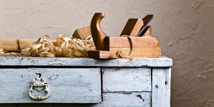 O passo mais importante antes de colocar móveis antigos em casa