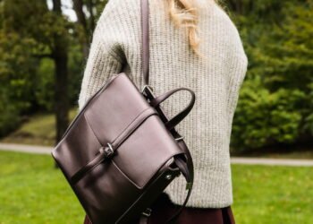 O que a maneira de carregar sua bolsa revela sobre você, de acordo com a psicologia