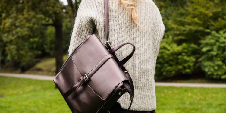 O que a maneira de carregar sua bolsa revela sobre você, de acordo com a psicologia