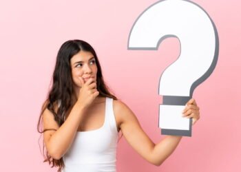 Ter garrafas de água de cores diferente pode te ajudar de um jeito que você nem imaginava