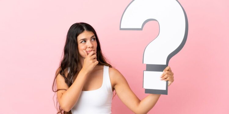 Ter garrafas de água de cores diferente pode te ajudar de um jeito que você nem imaginava