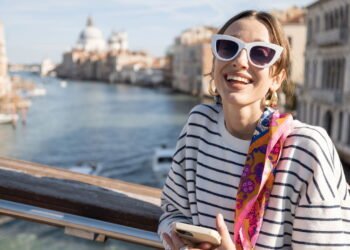 Conheça os países mais seguros para mulheres viajarem sozinhas em 2025