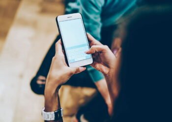 Por que você olha o celular mesmo sem notificações, segundo a psicologia