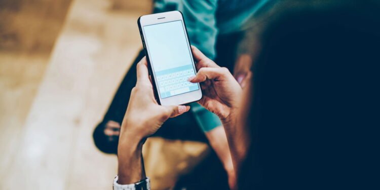 Por que você olha o celular mesmo sem notificações, segundo a psicologia