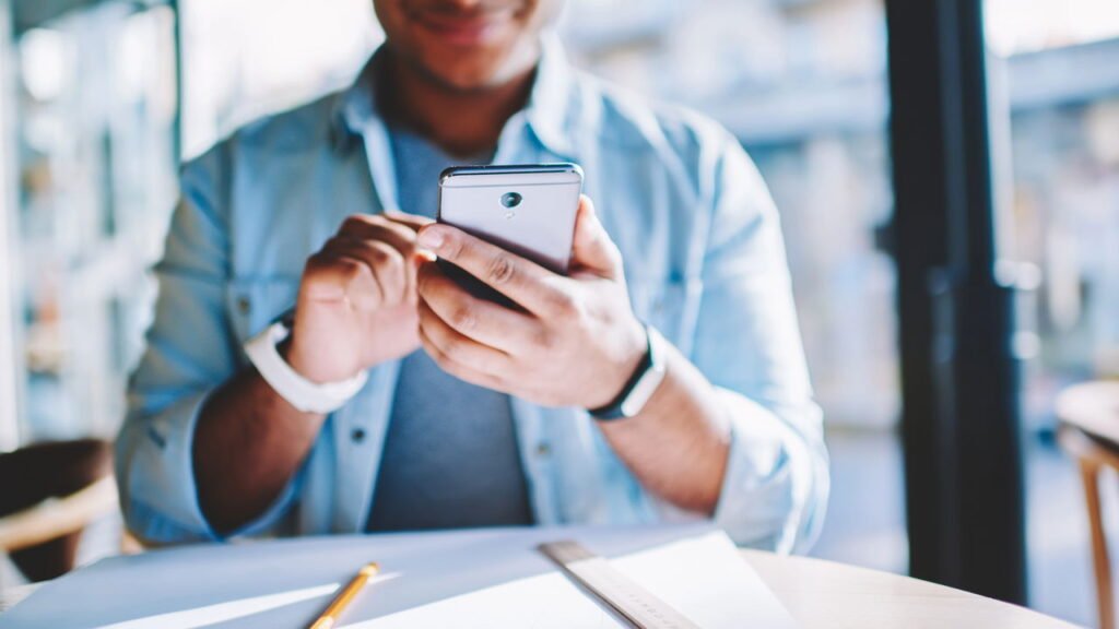 Por que você olha o celular mesmo sem notificações, segundo a psicologia
